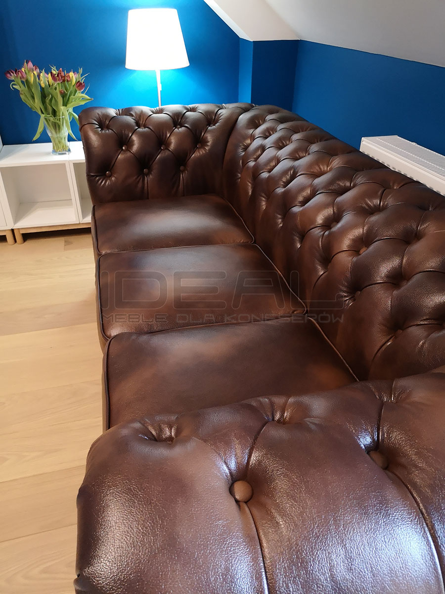 Chesterfield meble w stylu angielskim z głęboko pikowanym oparciem i bokami w skórze naturalnej lub pluszu