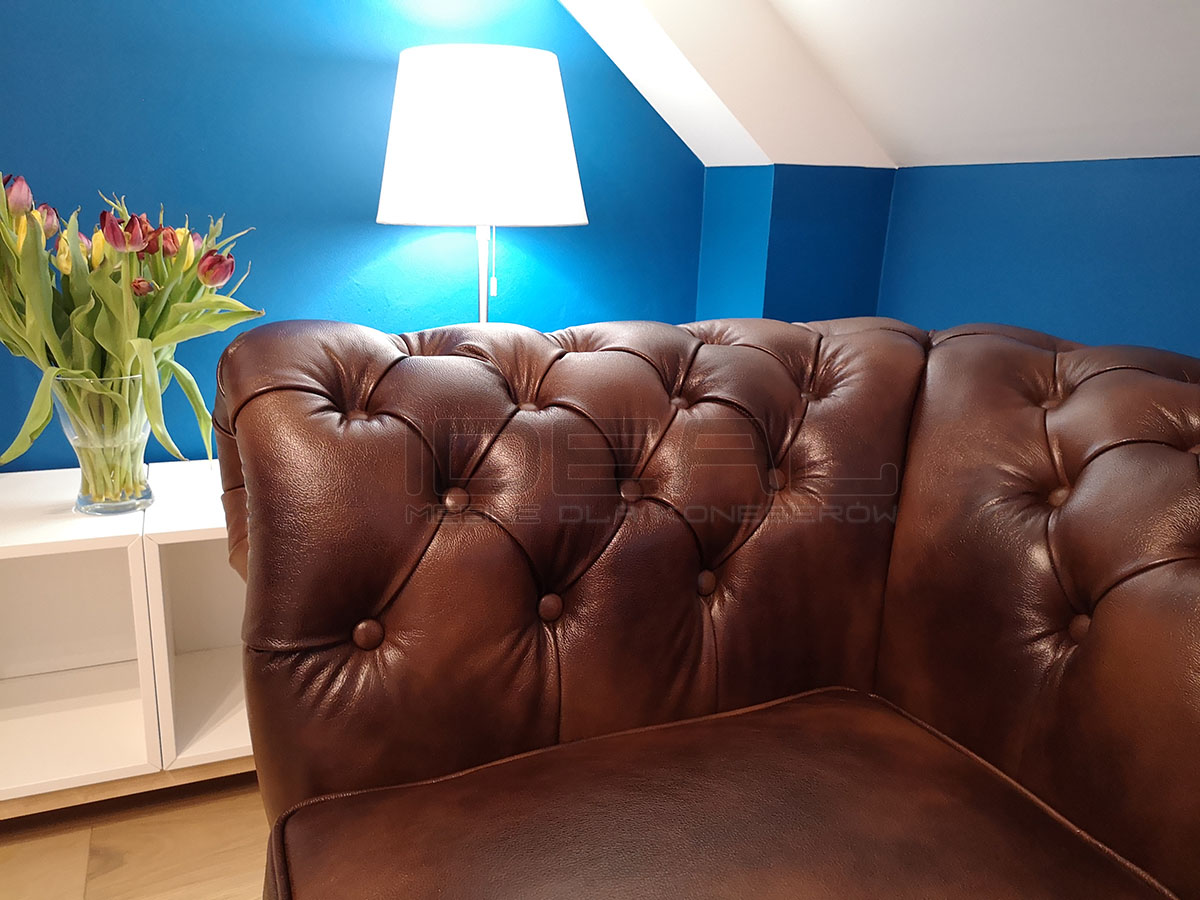 Fotel Chesterfield Classic w skórze ciemnobrązowej z pikowanym oparciem i podłokietnikami