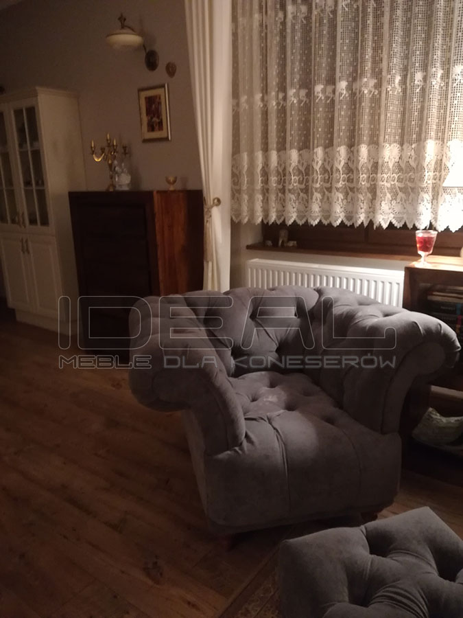 Fotel Chesterfield Dorset posiada wygodne pikowane siedzisko oraz ciekawie wygięte podłokietniki