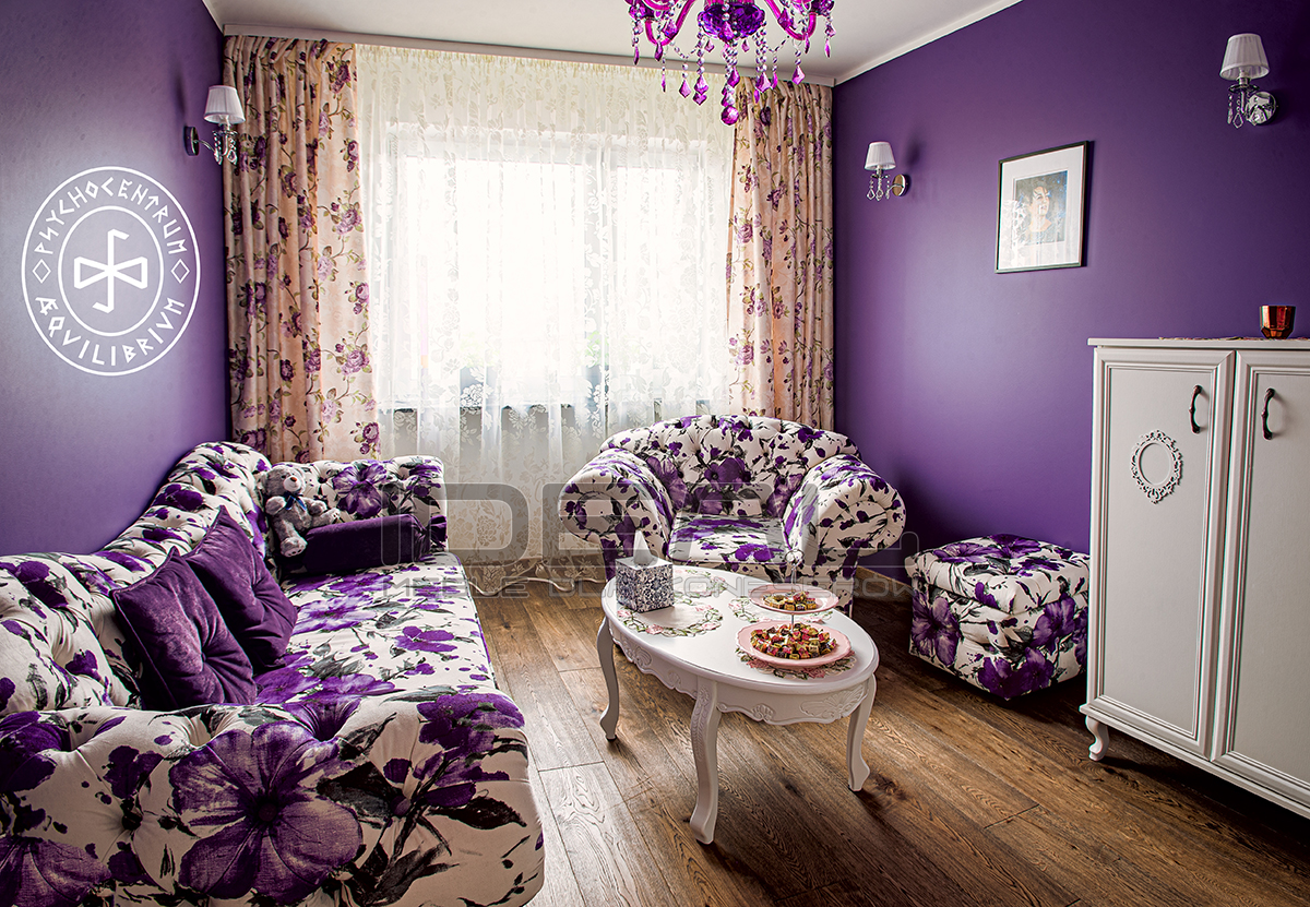 Fotel Chesterfield Madame Plus Decoration w fioletowe kwiaty z wygiętym w łuk oparciem