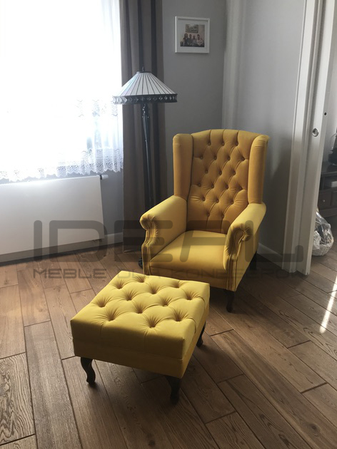 Fotel Chesterfield Szerlok z podłokietnikami w stylu windsor z podnóżkiem z pikowanym siedziskiem