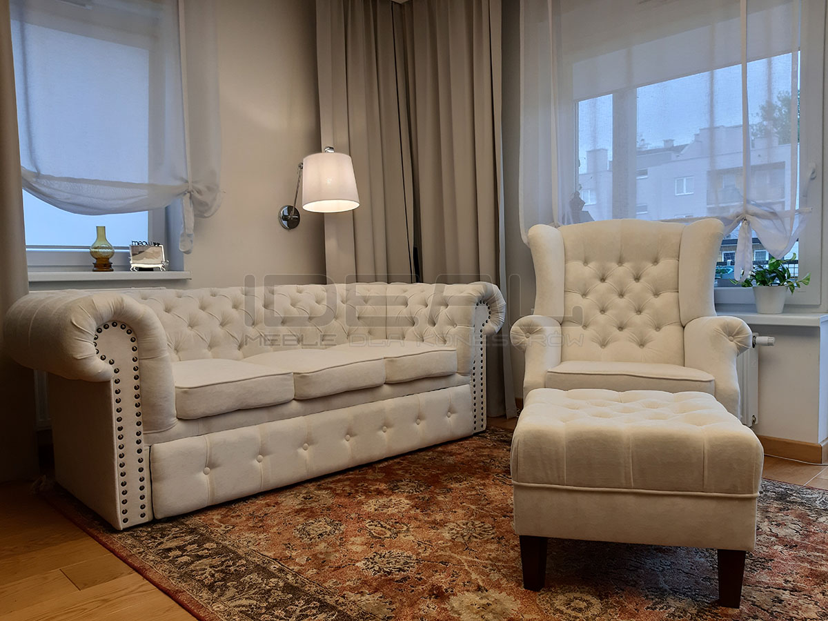 Fotel Chesterfield Uszak Old z podnóżkiem oraz pikowaną sofą chesterfield