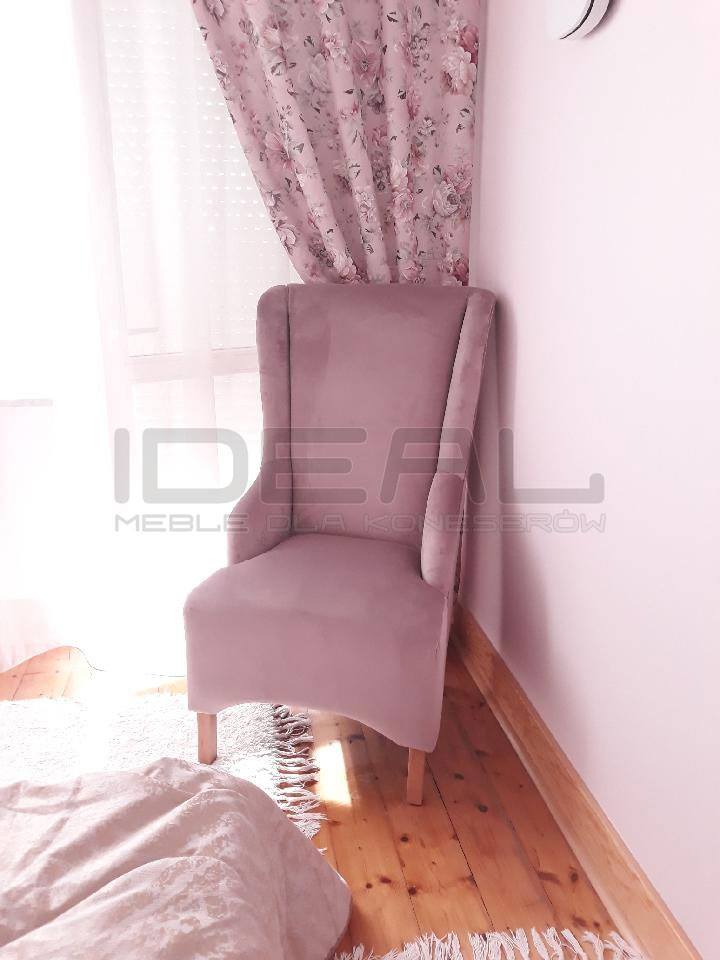 Fotel Uszak w pudrowym pluszu