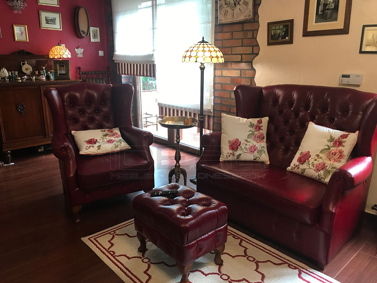 Komplet: sofa, fotel, podnóżek chesterfield Uszak w skórze naturalnej w szlachetnym wiśniowym odcieniu