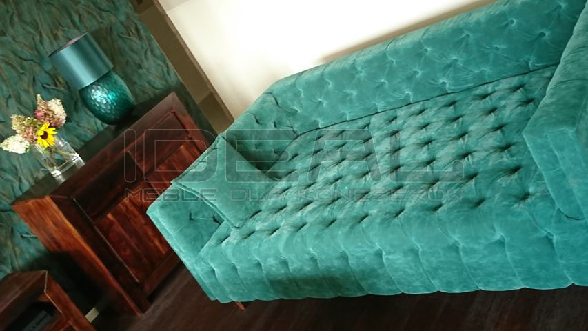 Leżanka Chesterfield London z pikowanym siedziskiem oraz oparciem w zielonym pluszu