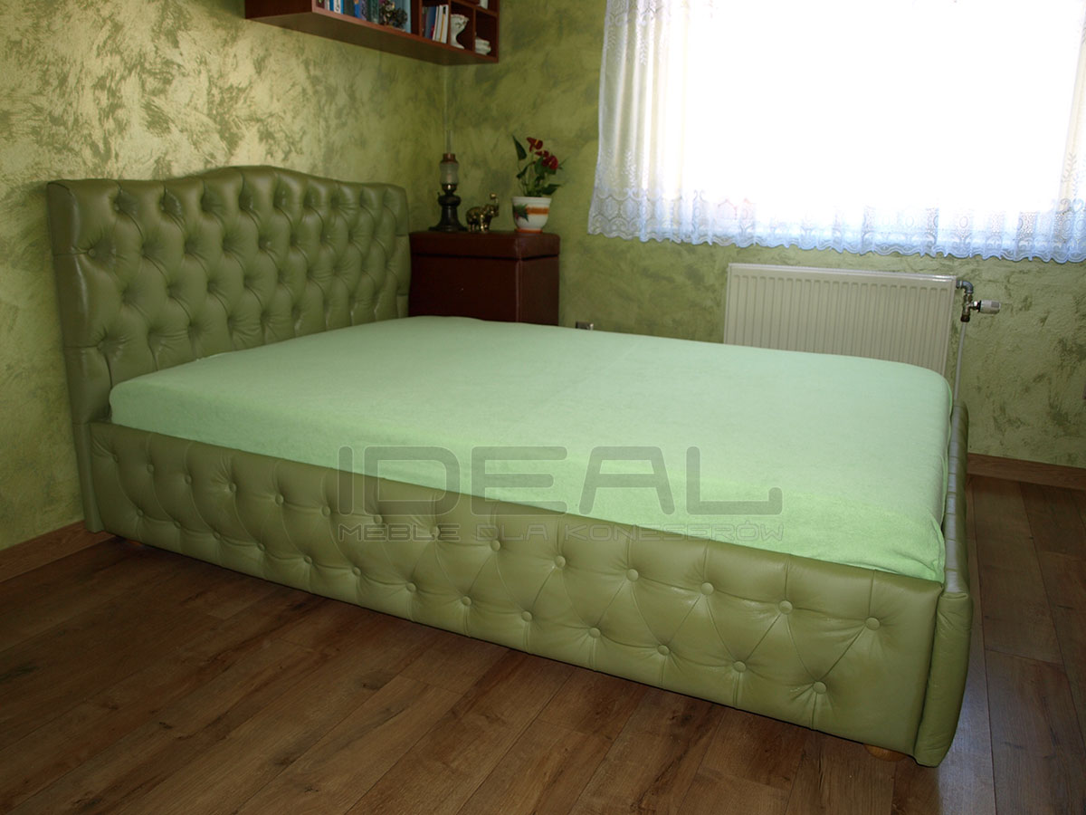 Łóżko Chesterfield Carla z podnoszonym stelażem i pojemnikiem w zielonej skórze naturalnej z pikowanym wezgłowiem