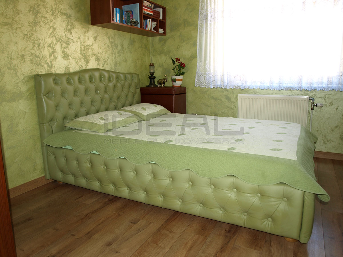 Łóżko Chesterfield Carla z pojemnikiem i podnoszonym stelażem w zielonej skórze naturalnej