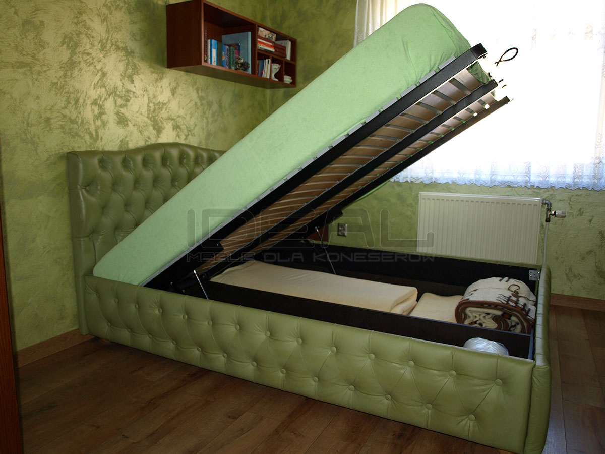 Łóżko Chesterfield Carla ze stelażem i pojemnikiem w zielonej skórze naturalnej