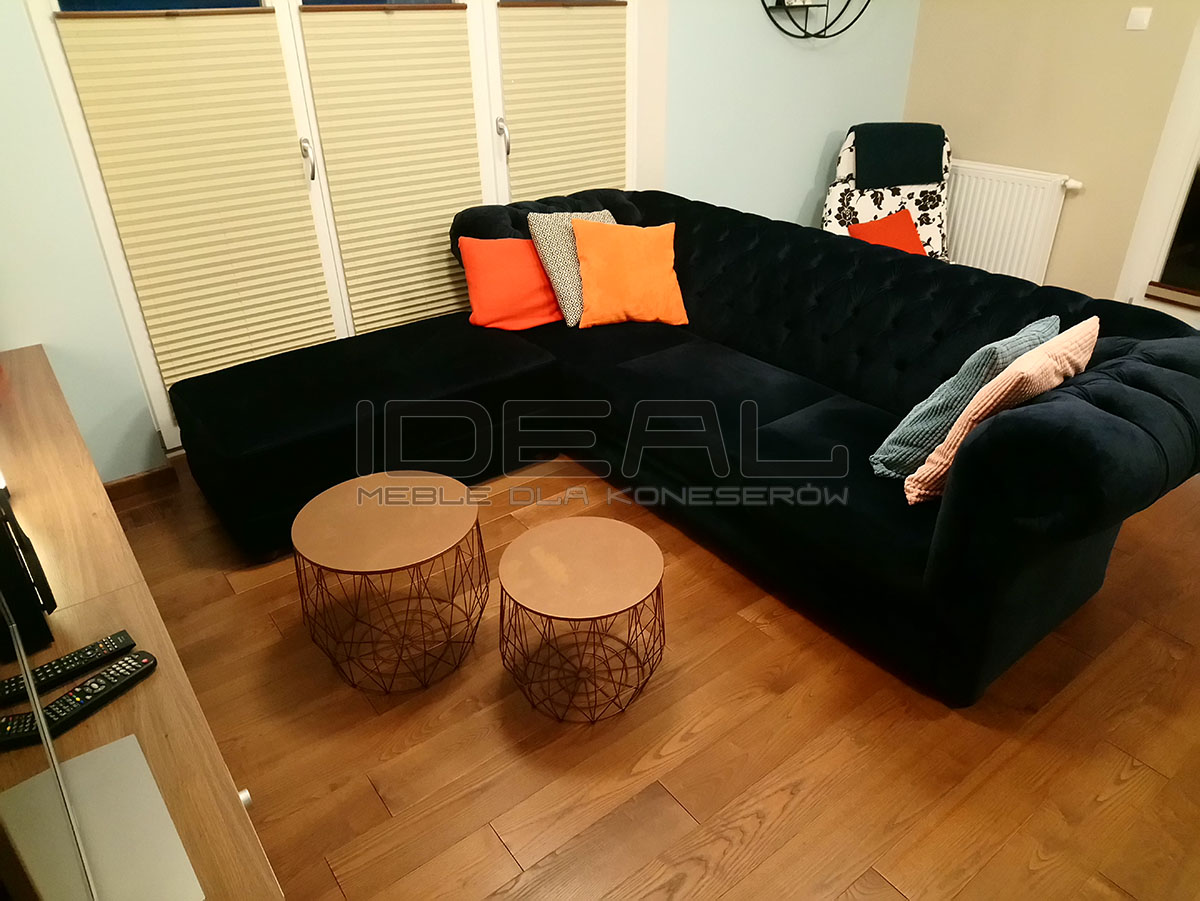 Narożna sofa chesterfield March Rem z leżanką w czarnym pluszu