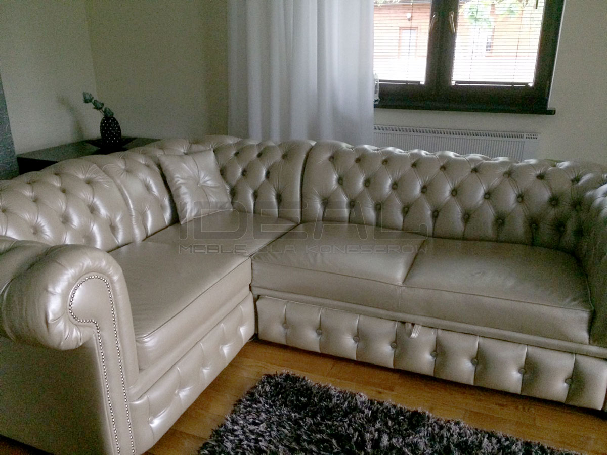 Narożnik Chesterfield March rozkładany z pojemnikiem w szampańskiej błyszczącej skórze naturalnej