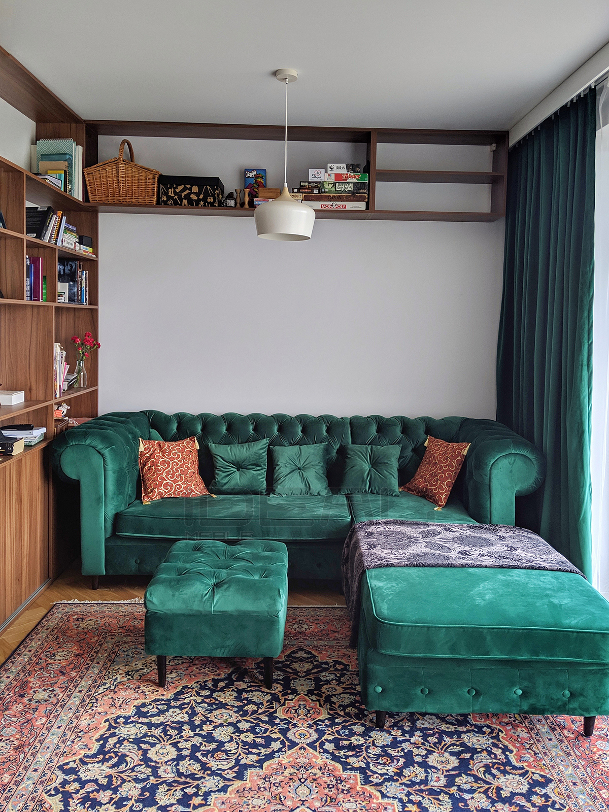 Narożnik Chesterfield March z leżanką w zielonym, przyjemnym w dotyku pluszu