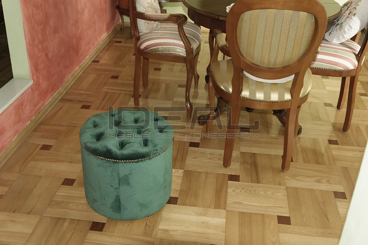 Pufa Chesterfield Carousela okrągła w zielonym pluszu z pikowanym siedziskiem i ozdobymi pinezkami