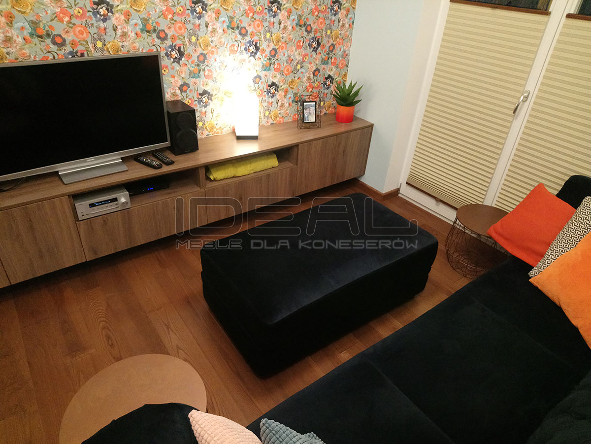 Pufa Chesterfield March z pojemnikiem w czarnym pluszu