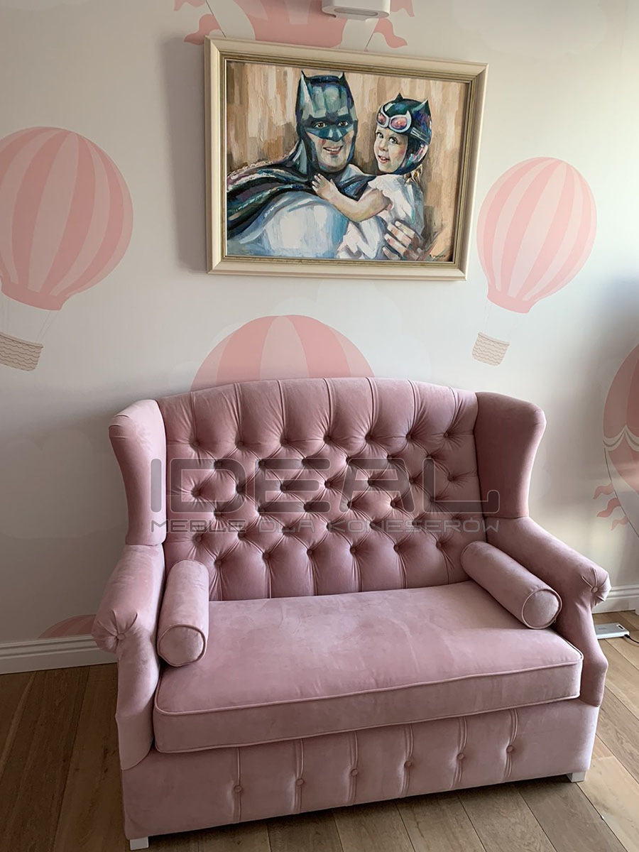 Sofa Chesterfield Uszak Old Plus z funkcją spania w pudrowym różu z ozdobnymi wałeczkami