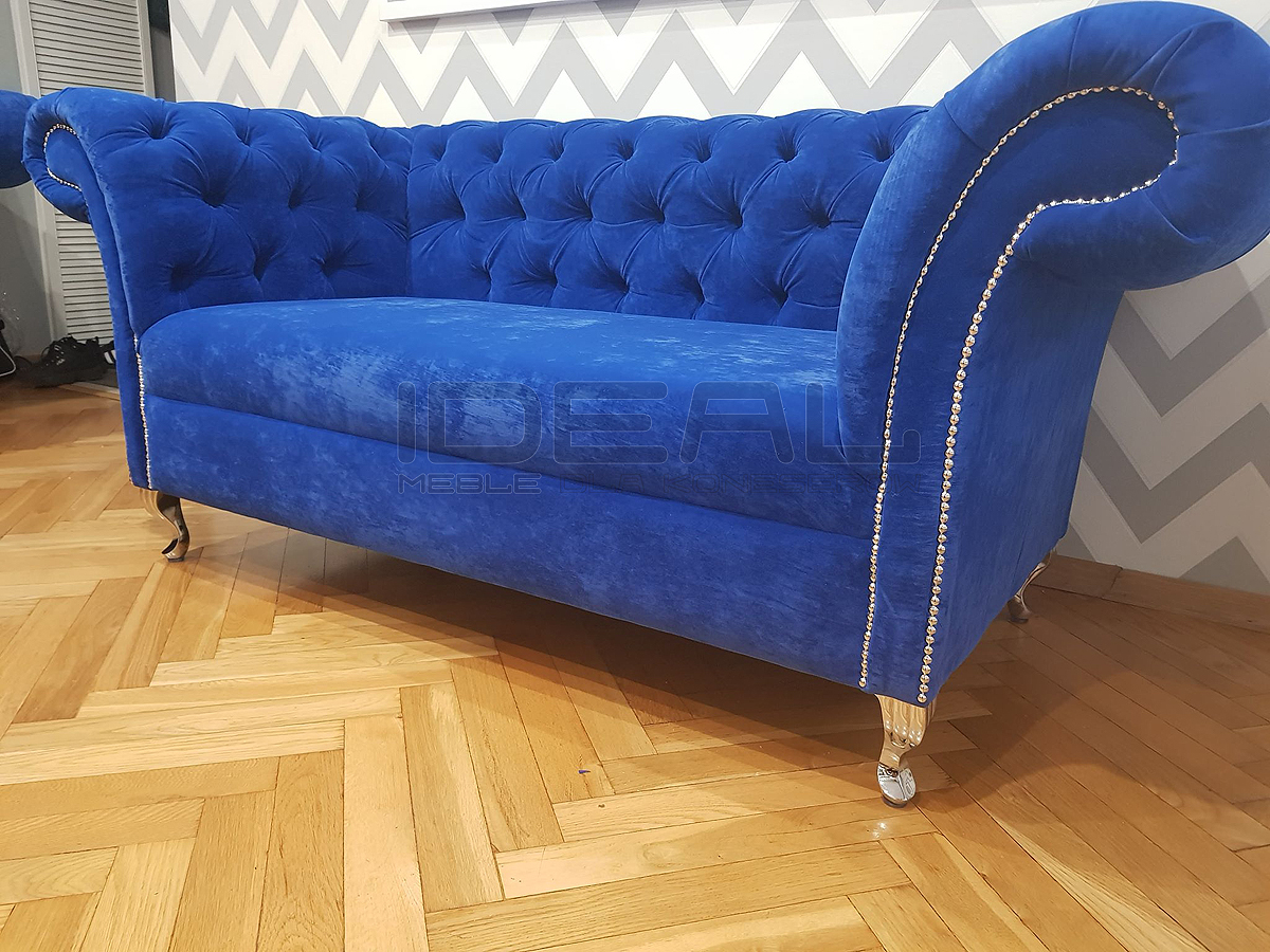 Sofa Chesterfield Avon z giętymi nogami w stylu Ludwik w granatowym pluszu