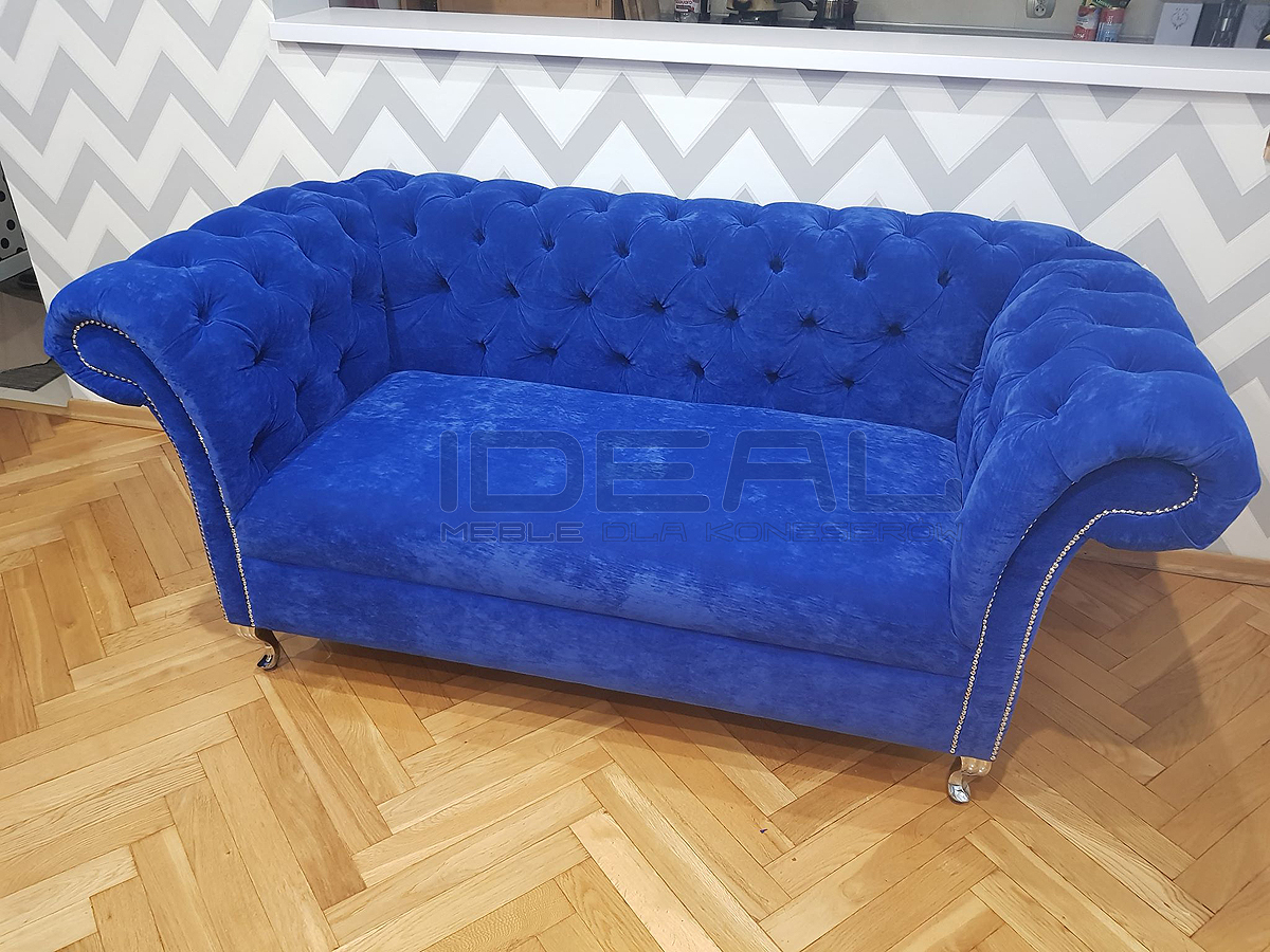 Sofa Chesterfield Avon Ludwik w stylu glamour z giętymi srebrnymi metalowymi nogami ludwik