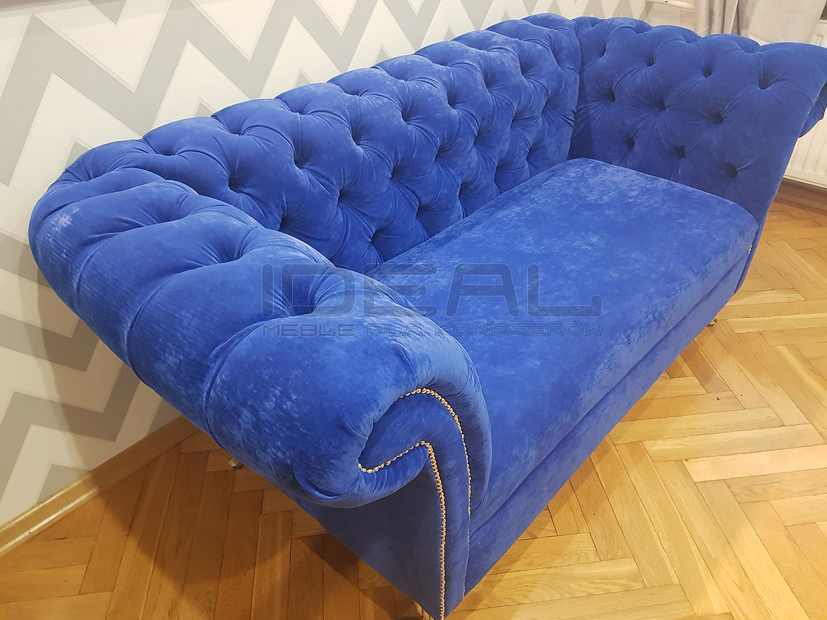 Sofa Chesterfield Avon Ludwik w granatowym pluszu z giętymi, metalowymi, błyszczącymi, srebrnymi nóżkami ludwik