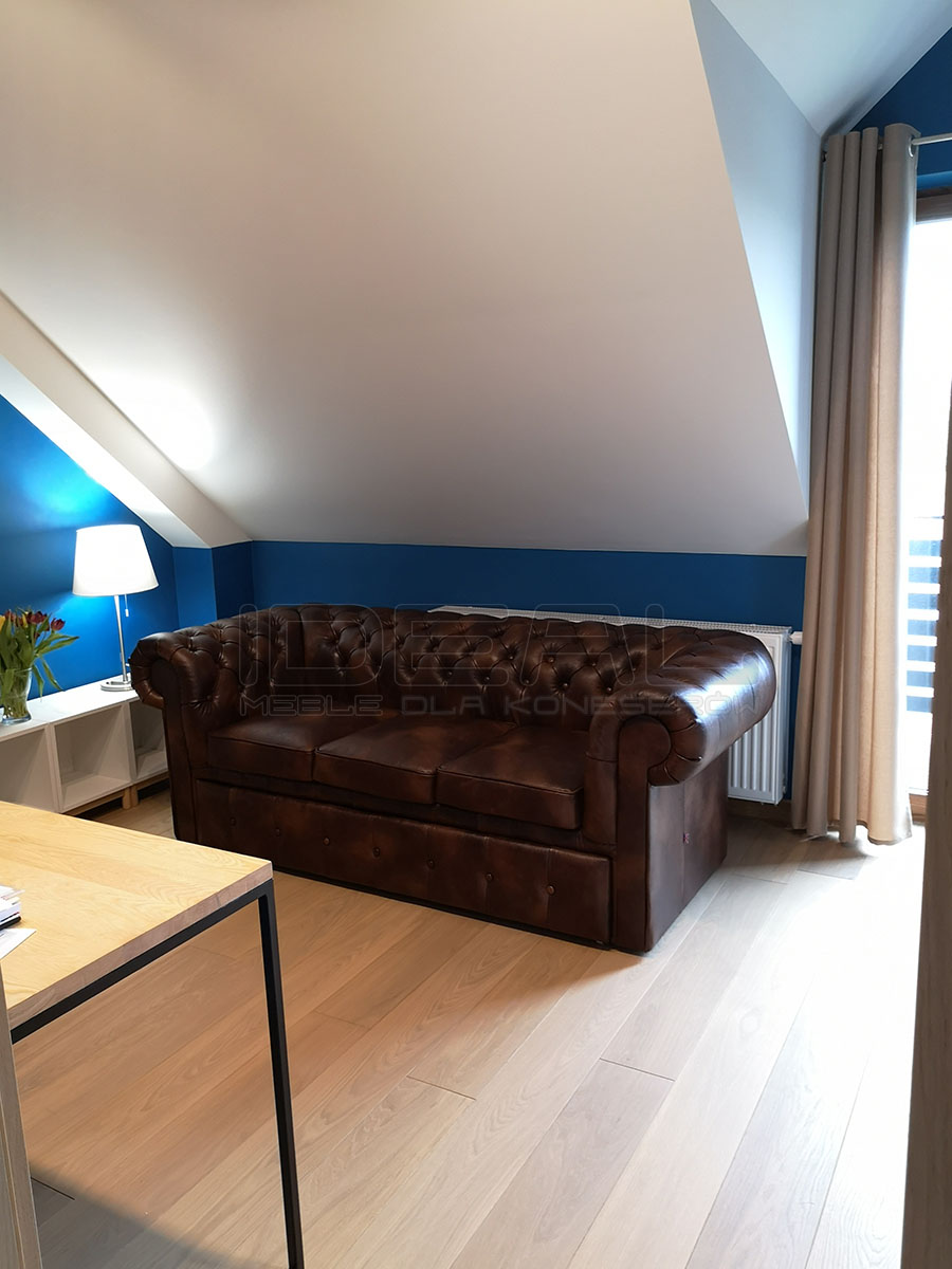 Sofa Chesterfield Classic w skórze naturalnej w ciemnobrązowym odcieniu