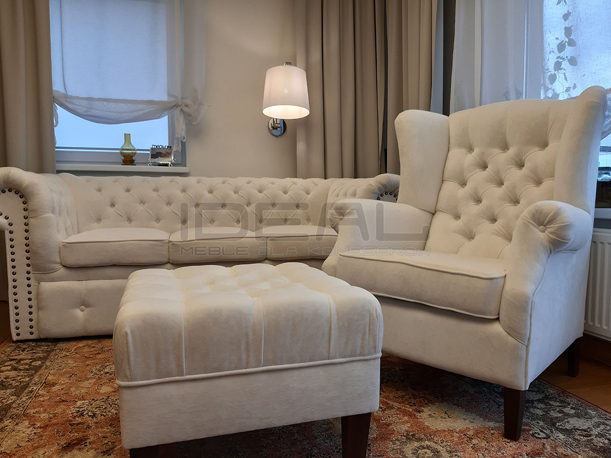 Sofa Chesterfield Classic z podnóżkiem i fotelem pikowanym uszak w kremowym pluszu