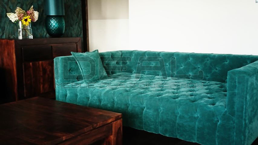 Sofa Chesterfield London pikowana na siedzisku, oparciu oraz podłokietnikach w szmaragdowym pluszu