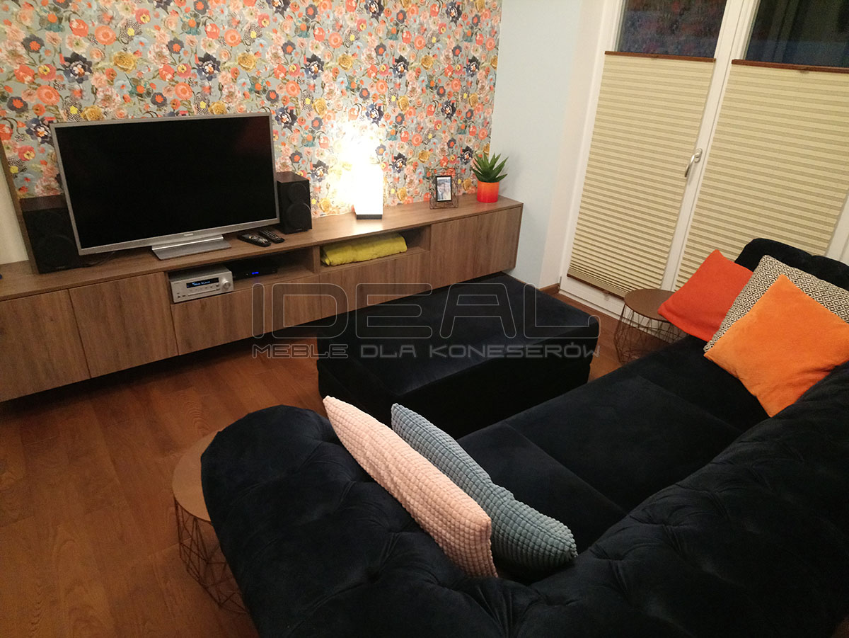 Sofa Chesterfield March Rem z podnóżkiem w miękkim pluszu w odcieniu czerni