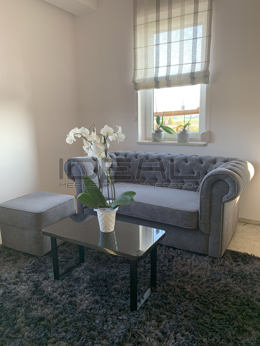 Sofa Chesterfield March z funkcją spania w szarym pluszu z pikowanym oparciem i bokami