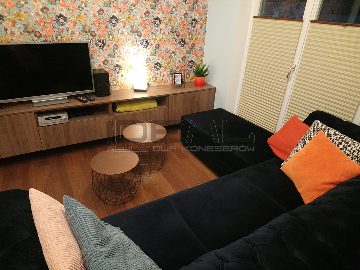 Sofa Chesterfield March z dostawianą ławeczką tworzy funkcjonalną wersję narożnej sofy