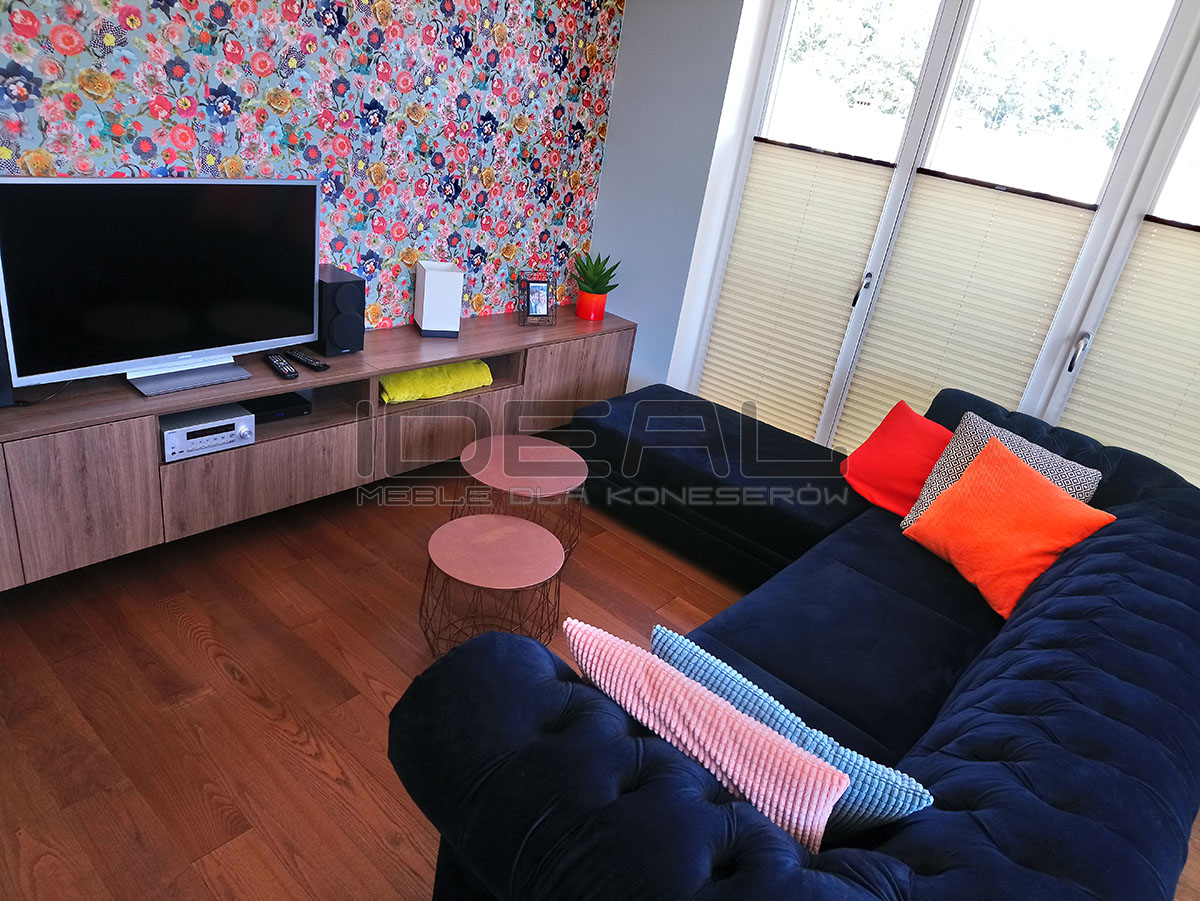 Sofa Chesterfield March z dostawką w granatowym pluszu