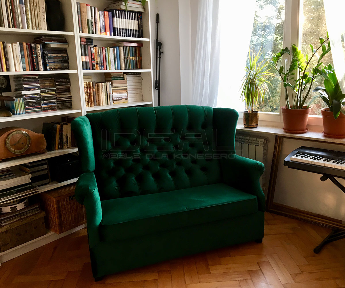 Sofa Chesterfield Uszak Plus 2 os. z f. spania w ciemnozielonym pluszu