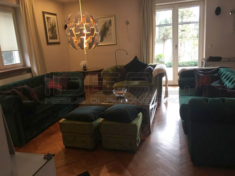 Sofy Chesterfield March z pikowanymi podnóżkami w zielonym pluszu