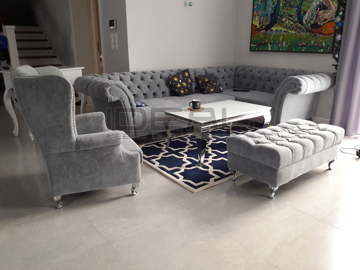 Zestaw mebli Chesterfield Avon tworzy narożnik, fotel oraz pikowana pufa