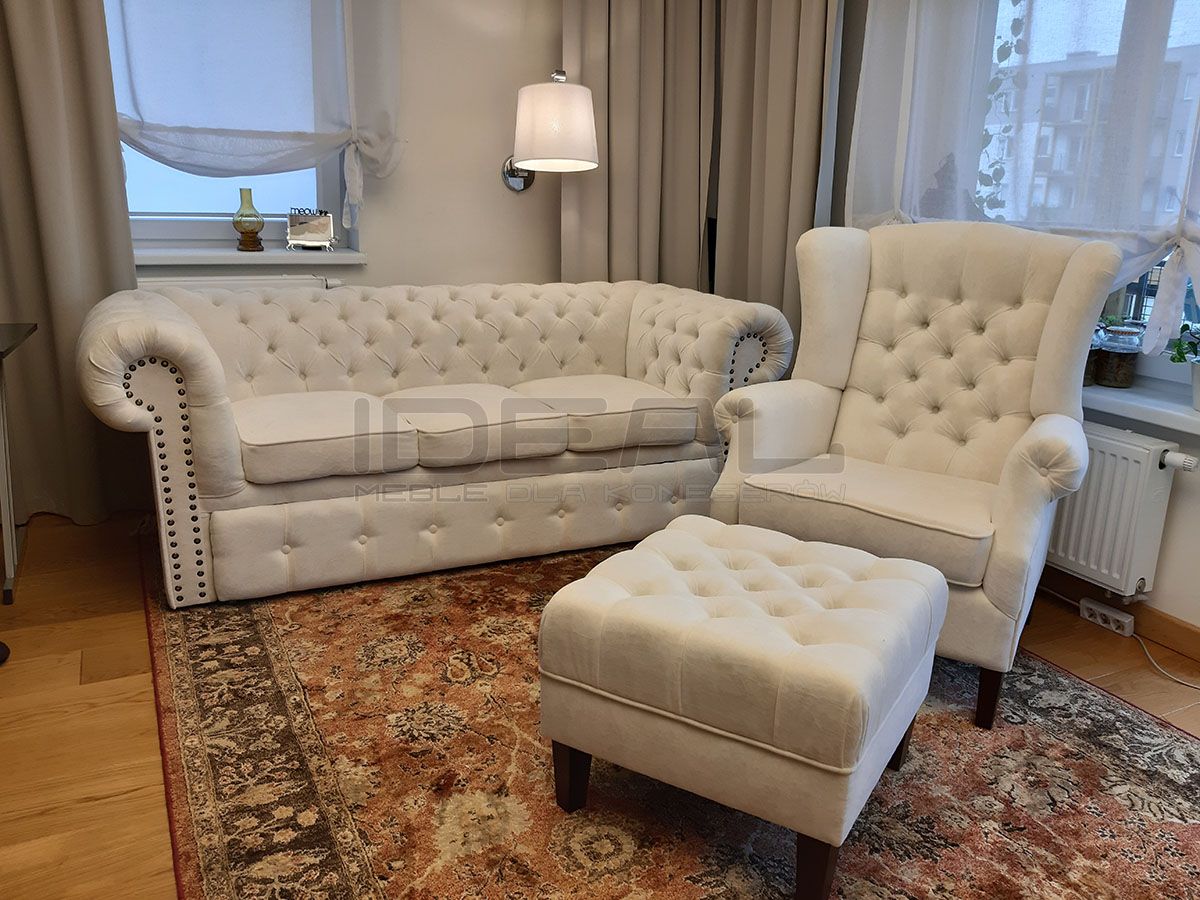 Zestaw mebli chesterfield Classic, fotel Uszak z podnóżkiem w pluszu w kolorze ecru z głęboko pikowanym oparciem