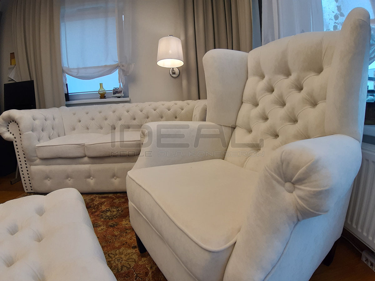 Zestaw pikowanych mebli chesterfield: sofa, fotel, podnóżek w jasnym pluszu